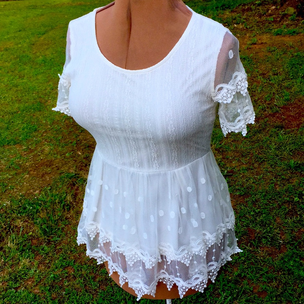 🌸Beautiful White Lace Top! 🌸
